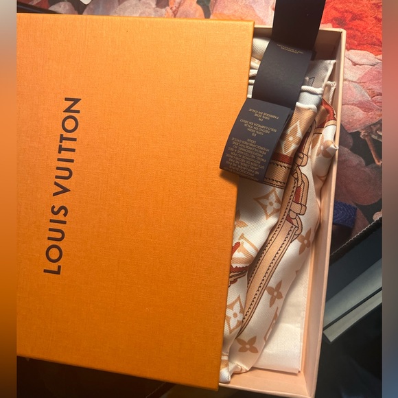 Sold - Louis Vuitton LV Confidential Scarf 70 square scarf; current - Picture 5 of 6